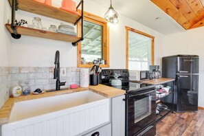 Interior - Faith Cabin in Cosby: Fire Pit + Mountain Views (Cosby)