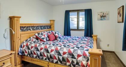 7 Mi to Munsinger Gardens: Sartell Home w/ Deck
