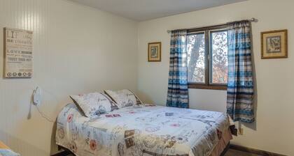 7 Mi to Munsinger Gardens: Sartell Home w/ Deck