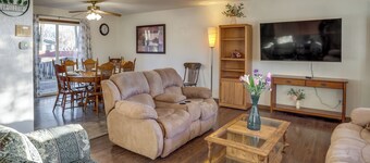 7 Mi to Munsinger Gardens: Sartell Home w/ Deck