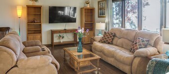 7 Mi to Munsinger Gardens: Sartell Home w/ Deck