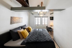 4 多间卧室、办公桌、熨斗/熨衣板、旅行婴儿床