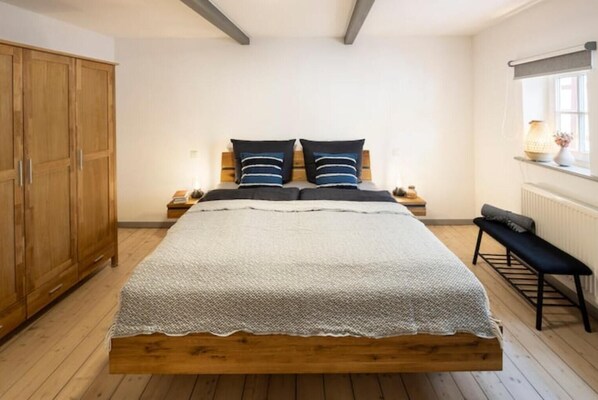 4 habitaciones, escritorio y tabla de planchar con plancha 