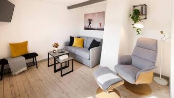 Smart-TV, Kamin, Bücher, Stereoanlage