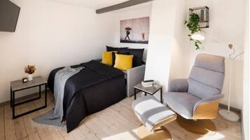 4 bedrooms, desk, iron/ironing board, travel crib