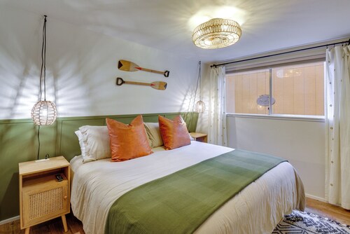 Harstine Island Cabin w/ Fire Pit: Walk to Beach!