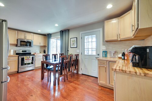 Serene Springfield Retreat on 6 Acres w/ Hot Tub!