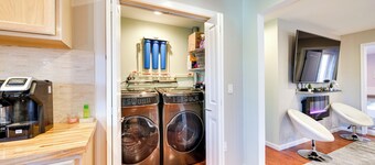 Serene Springfield Retreat on 6 Acres w/ Hot Tub!