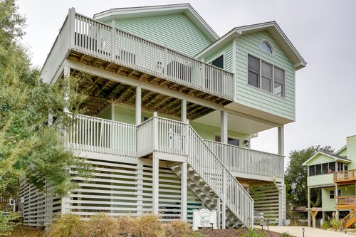 Corolla Beach House: Dog Friendly, Walk to Ocean!