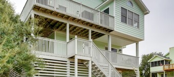 Corolla Beach House: Dog Friendly, Walk to Ocean!