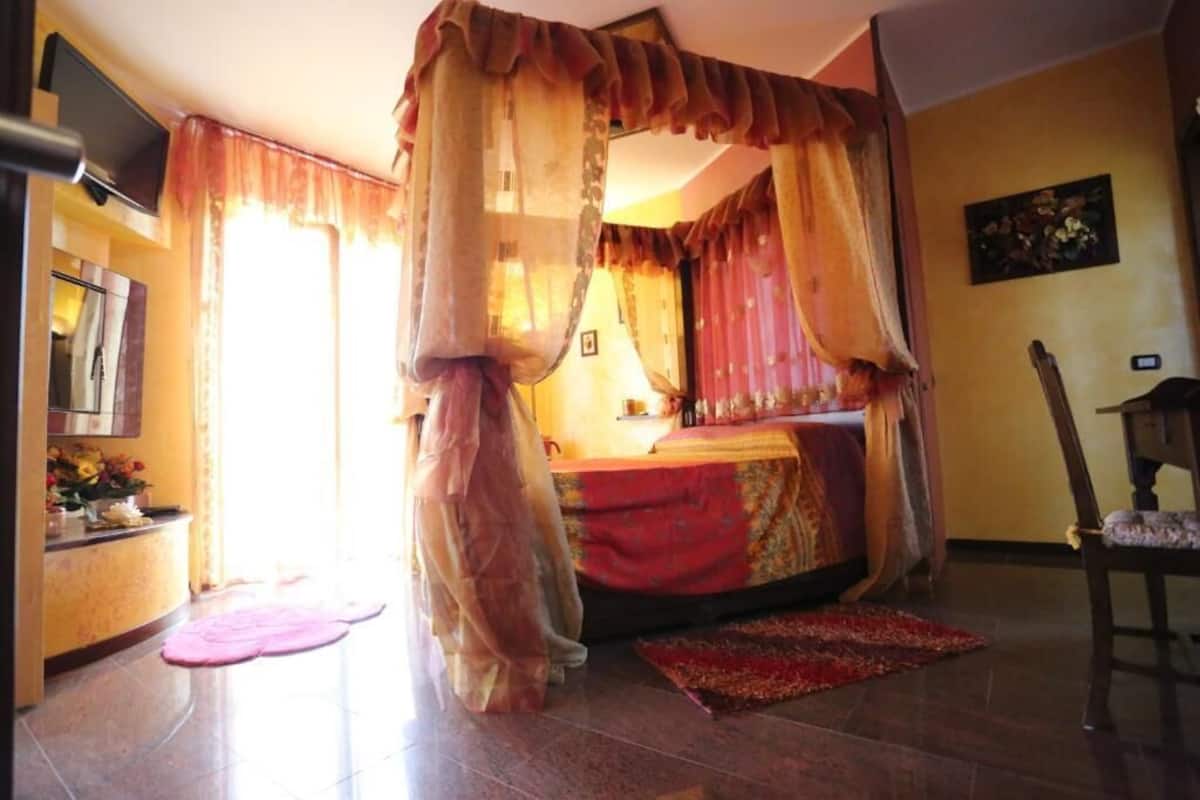 Family Quadruple Room | Desk, WiFi (free), bed sheets