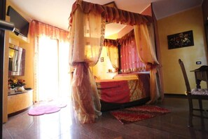 Family Quadruple Room | 1 bedroom, desk, free WiFi, bed sheets