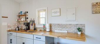 Cozy Hope Cabin Vacation Rental in Cosby w/ View