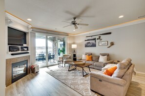 Lägenhet (3 Bedrooms) | Vardagsrum | Tv, eldstad, en tv-spelskonsol och dvd-spelare