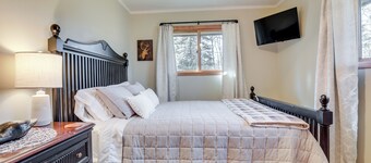 Pet-friendly Tomahawk Home: Deck & Private Hot Tub