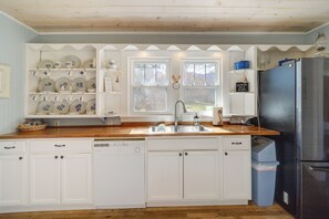 Interior - Idyllic Blue Ridge Mountain Home on 26-acre Farm (Roan Mountain)