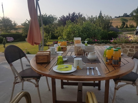Outdoor dining. La Chambre Rouge