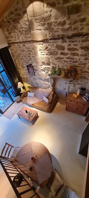 Smart-TV, DVD-Player, Tischtennisplatte, Bücher