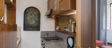 Standaard appartement | Privékeuken | Een koelkast met diepvriezer, een oven, een kookplaat