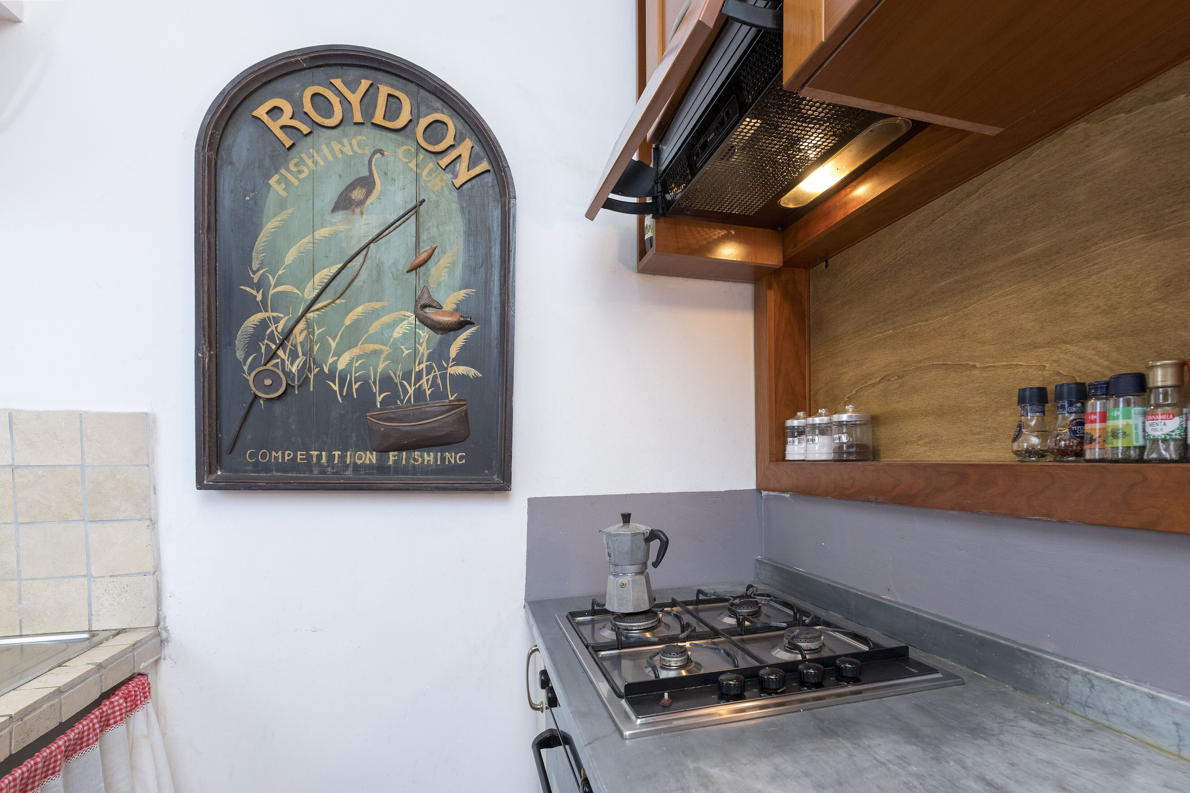 Departamento estándar | Cocina privada | Refrigerador con congelador, horno y parrilla de estufa 