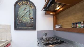 Departamento estándar | Cocina privada | Refrigerador con congelador, horno y parrilla de estufa