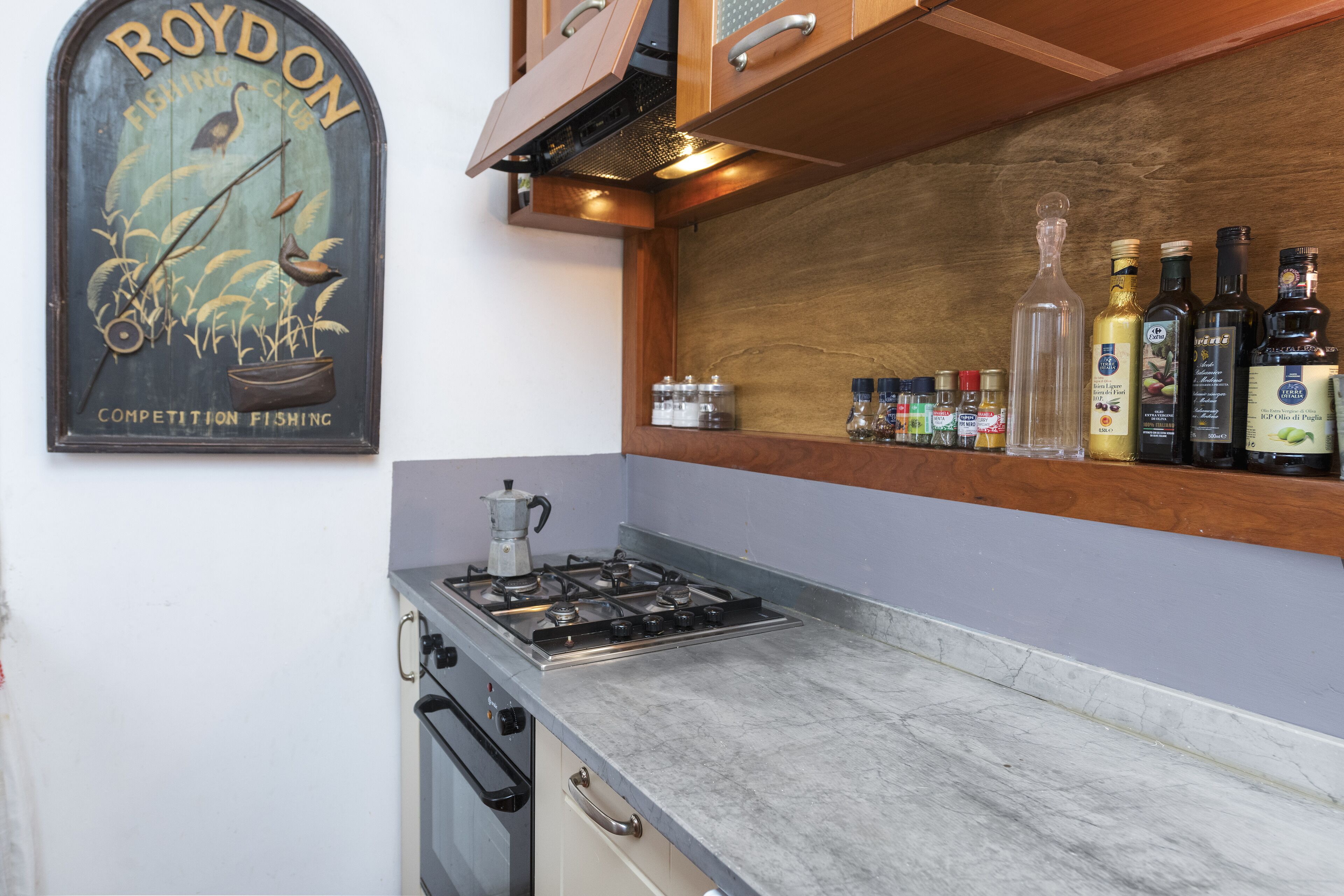 Departamento estándar | Cocina privada | Refrigerador con congelador, horno y parrilla de estufa 