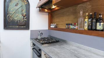 Departamento estándar | Cocina privada | Refrigerador con congelador, horno y parrilla de estufa