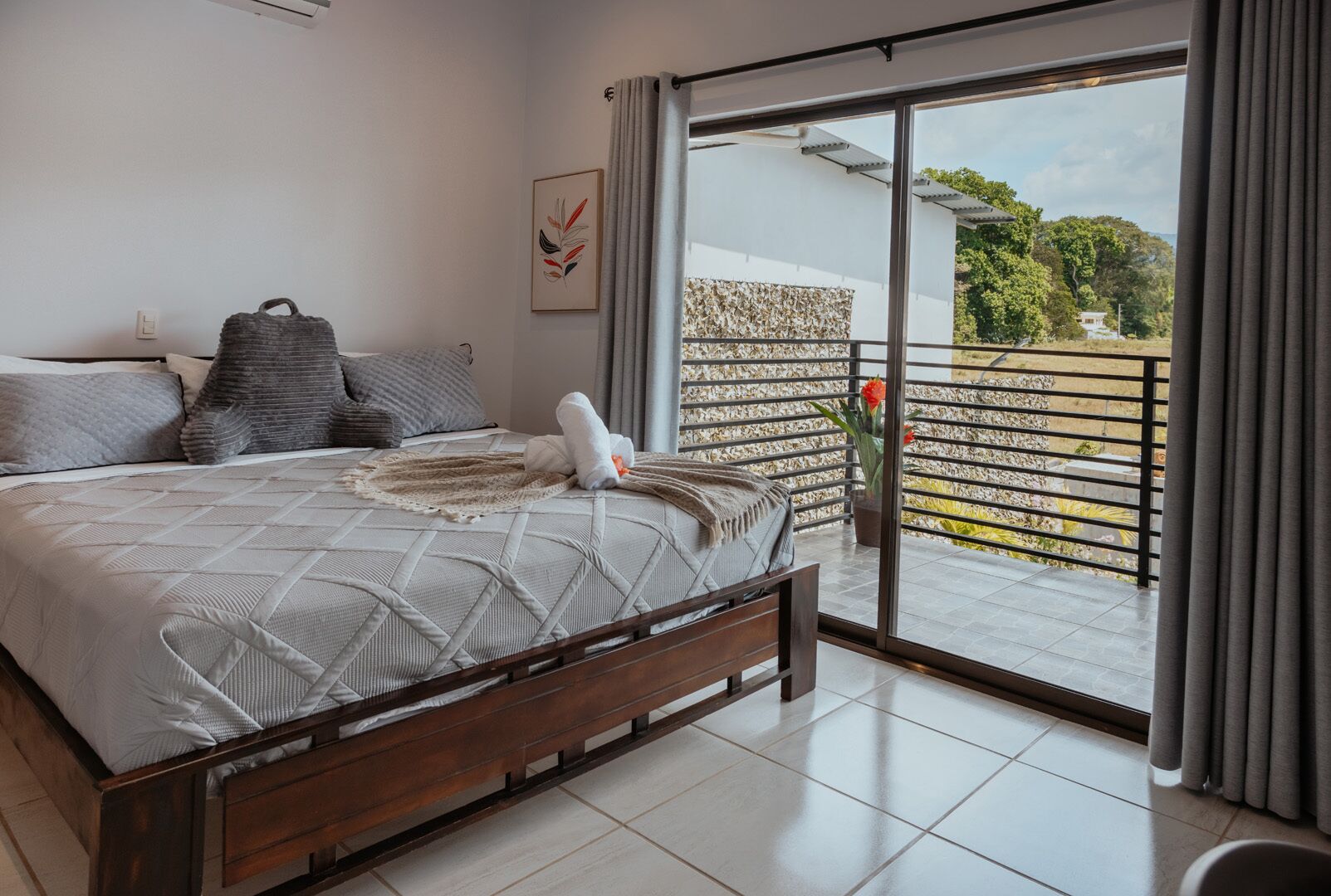 4 多间卧室、熨斗/熨衣板、上网接入、床单