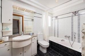 Chuveiro, secador de cabelo, toalhas de banho 