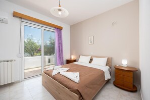 4 habitaciones, tabla de planchar con plancha, wifi y ropa de cama 