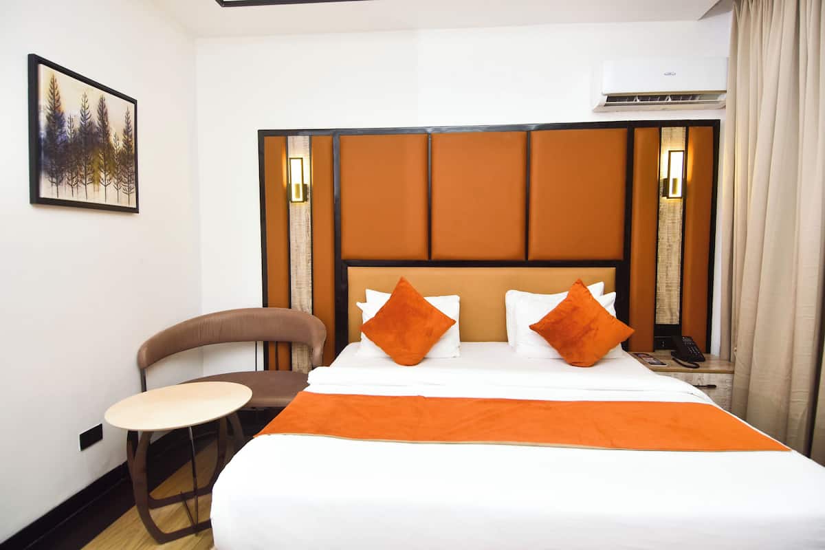 Superior Room | In-room safe, individually decorated, desk, laptop workspace