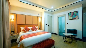 Quarto clássico, 1 quarto, suíte, vista para a cidade | Cofres nos quartos, individualmente decorados, escrivaninha