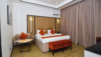 Rom – executive | Safe på rommet, individuelt dekorert og skrivebord