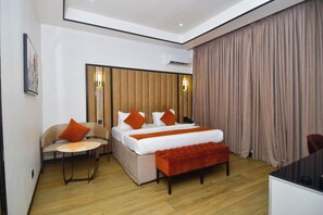 Executive Room | In-room safe, individually decorated, desk, laptop workspace