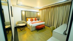 Quarto superior | Cofres nos quartos, individualmente decorados, escrivaninha