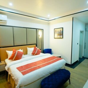 Zimmersafe, individuell dekoriert, Schreibtisch