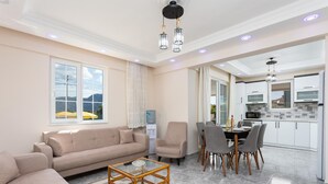Una sala de estar moderna con un sofá, una mesa de centro y un comedor.