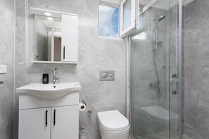 シャワー、ヘアドライヤー、タオル