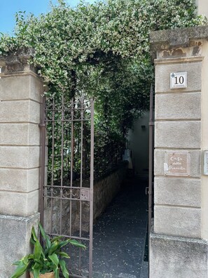 Exterior detail - Cozy lakefront design apartment in historic townhouse.  (Gargnano)