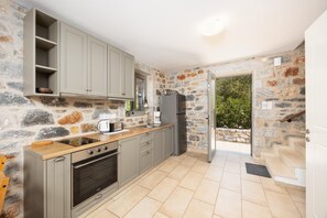 Fridge, oven, dishwasher, coffee/tea maker