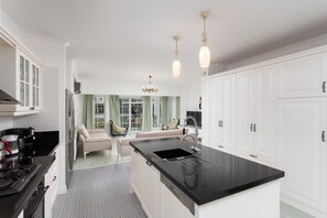 Frigorífico, microondas, horno y lavavajillas