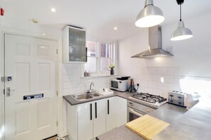 Kjøleskap, mikrobølgeovn, ovn og oppvaskmaskin