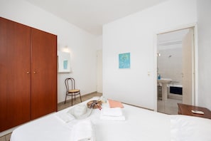 2 bedrooms, iron/ironing board, travel cot, WiFi