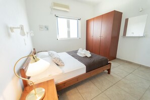 2 bedrooms, iron/ironing board, travel cot, WiFi