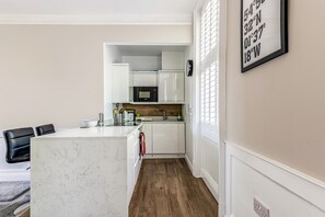 Fridge, microwave, oven, toaster - Luxury Converted Victorian Flat in Leafy Highbury - Pass the Keys (London)