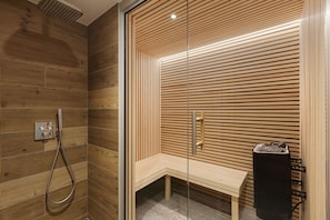 Área de chuveiro moderna com painéis de madeira e um banco.