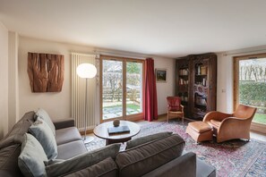 TV - Les Terrasses Spacious, Central 3 Bedroom Apartment (Chamonix-Mont-Blanc)