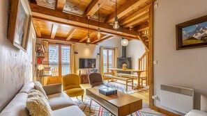 TV, fireplace - Chez Florence, Chamonix Centre (Chamonix-Mont-Blanc)