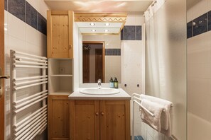 Hårføner og håndklær