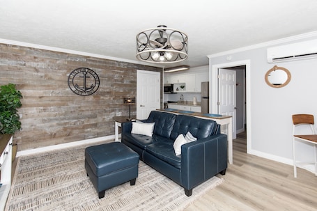 Smart TV, fireplace. Cozy Downtown Waterfront Escape